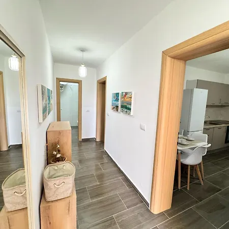Wiola's Private With Private Parking Villa *