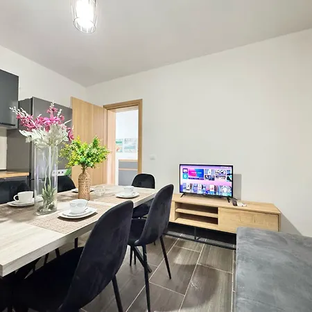Wiola's Private With Private Parking Villa